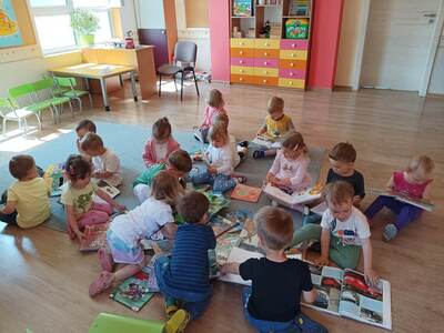 Dzieci oglądające książki.