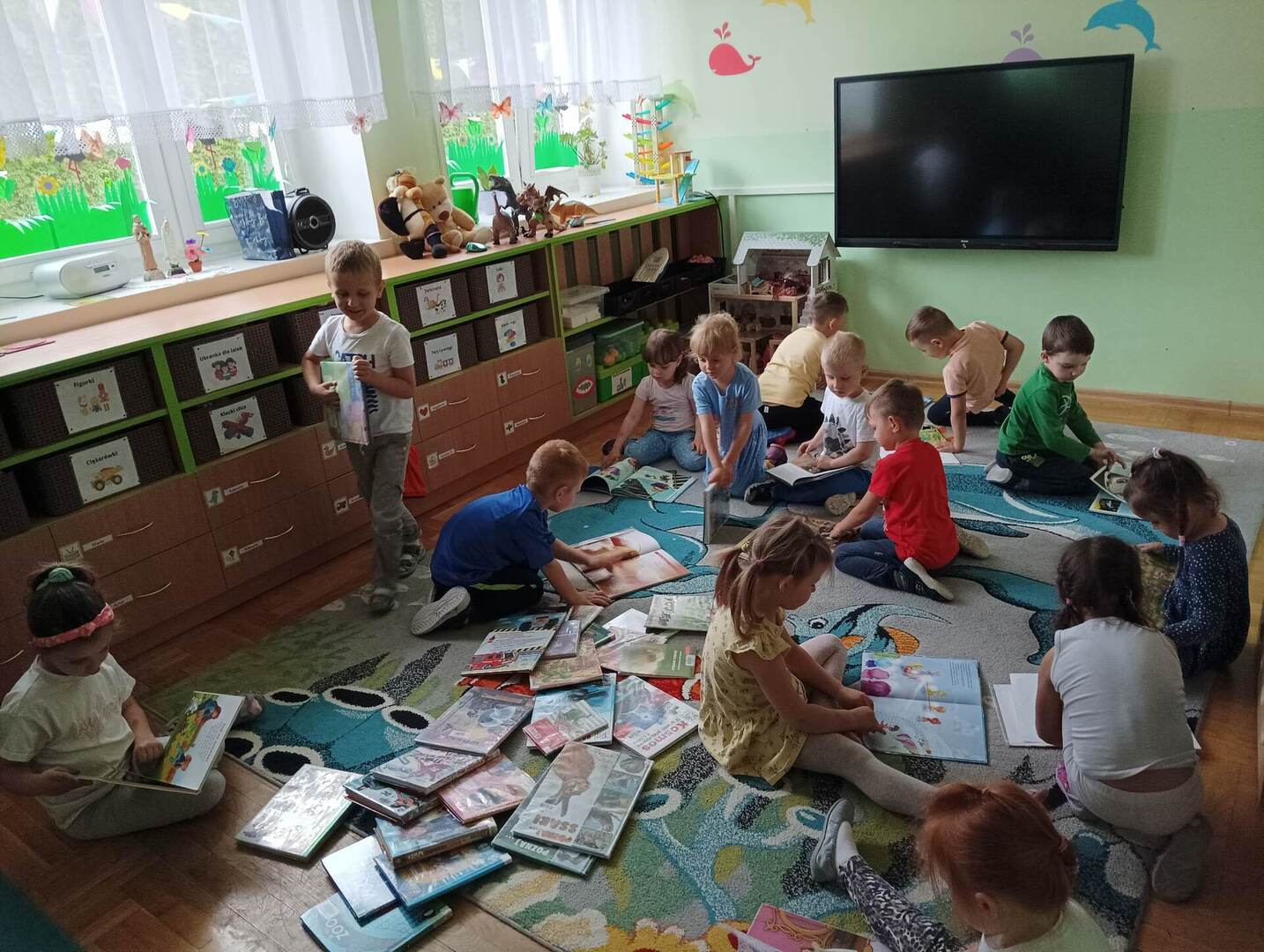Dzieci oglądające książki.
