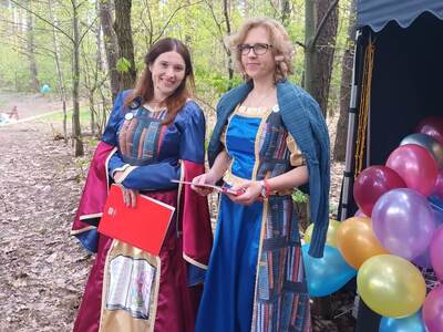Bibliotekarze w dawnych strojach