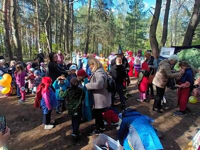 Grupa dzieci przymierzające maski.