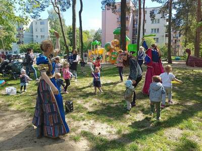 Dzieci tańczące z szarfami