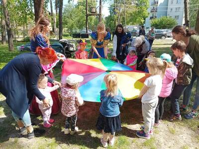Grupa dzieci bawiących się chustą klanzy
