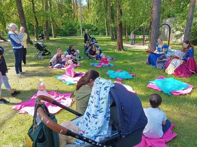 Dzieci  i rodzice słuchający bajki