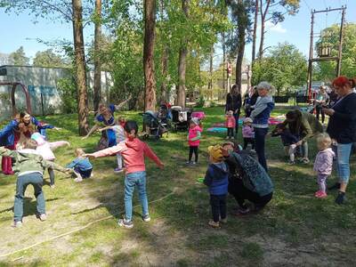 Grupa dzieci naśladująca samolot