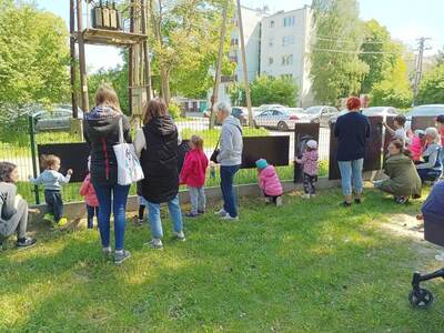 Grupa dzieci rysujących kredą po planszach 