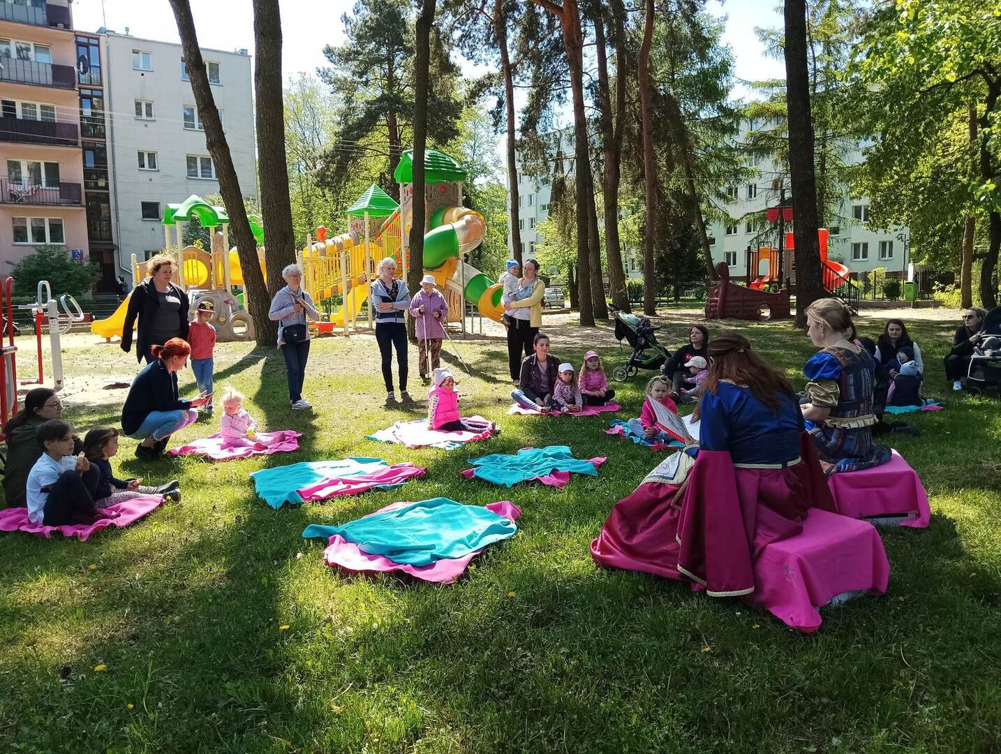 Bibliotekarki czytające bajkę
