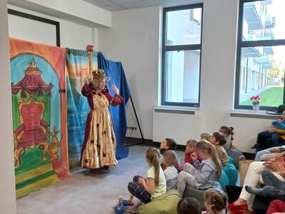 Grupa dzieci oglądające teatrzyk