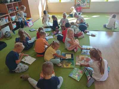 Dzieci oglądające książki.