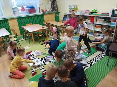 Dzieci oglądające książki.