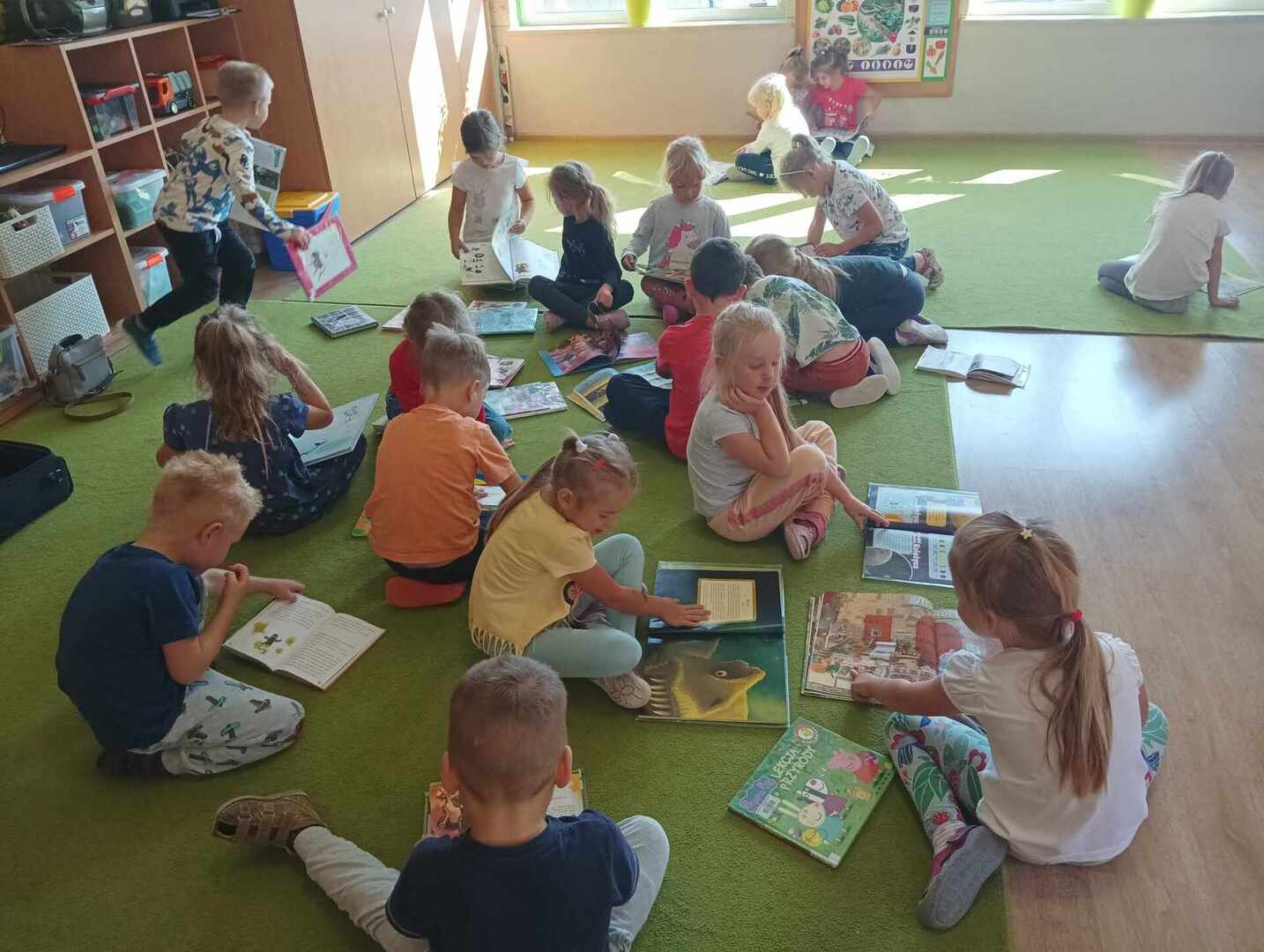Dzieci oglądające książki.