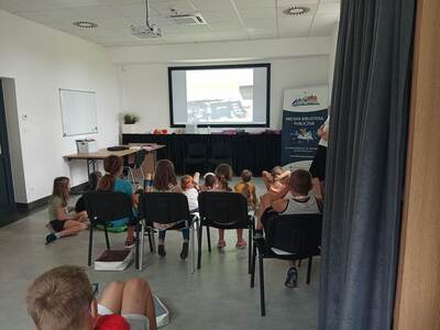 Dzieci oglądają projekcje krótkich filmików.