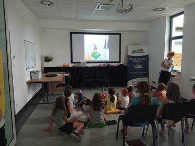 Dzieci oglądają projekcje krótkich filmików.
