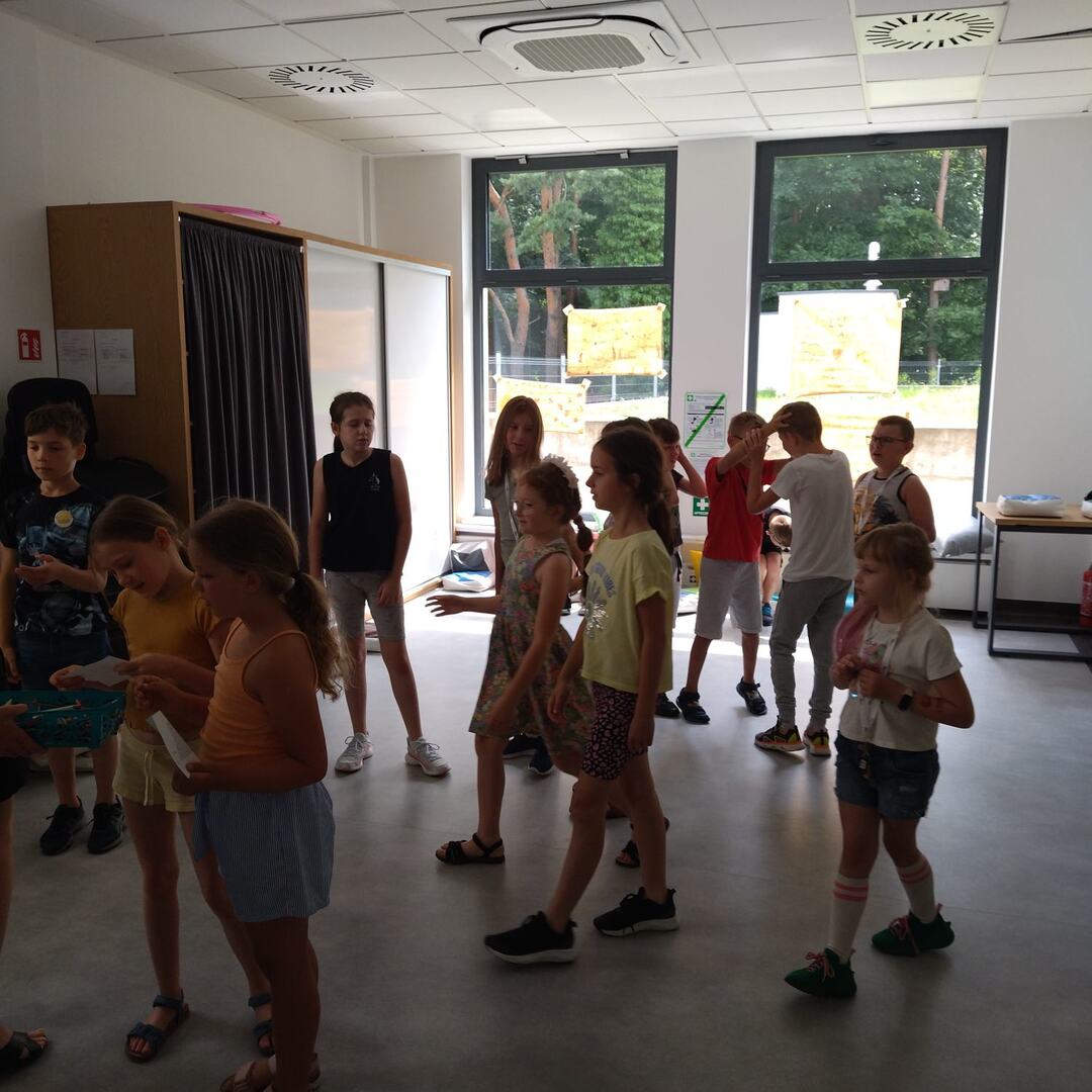 Dzieci biorą udział w zabawach.