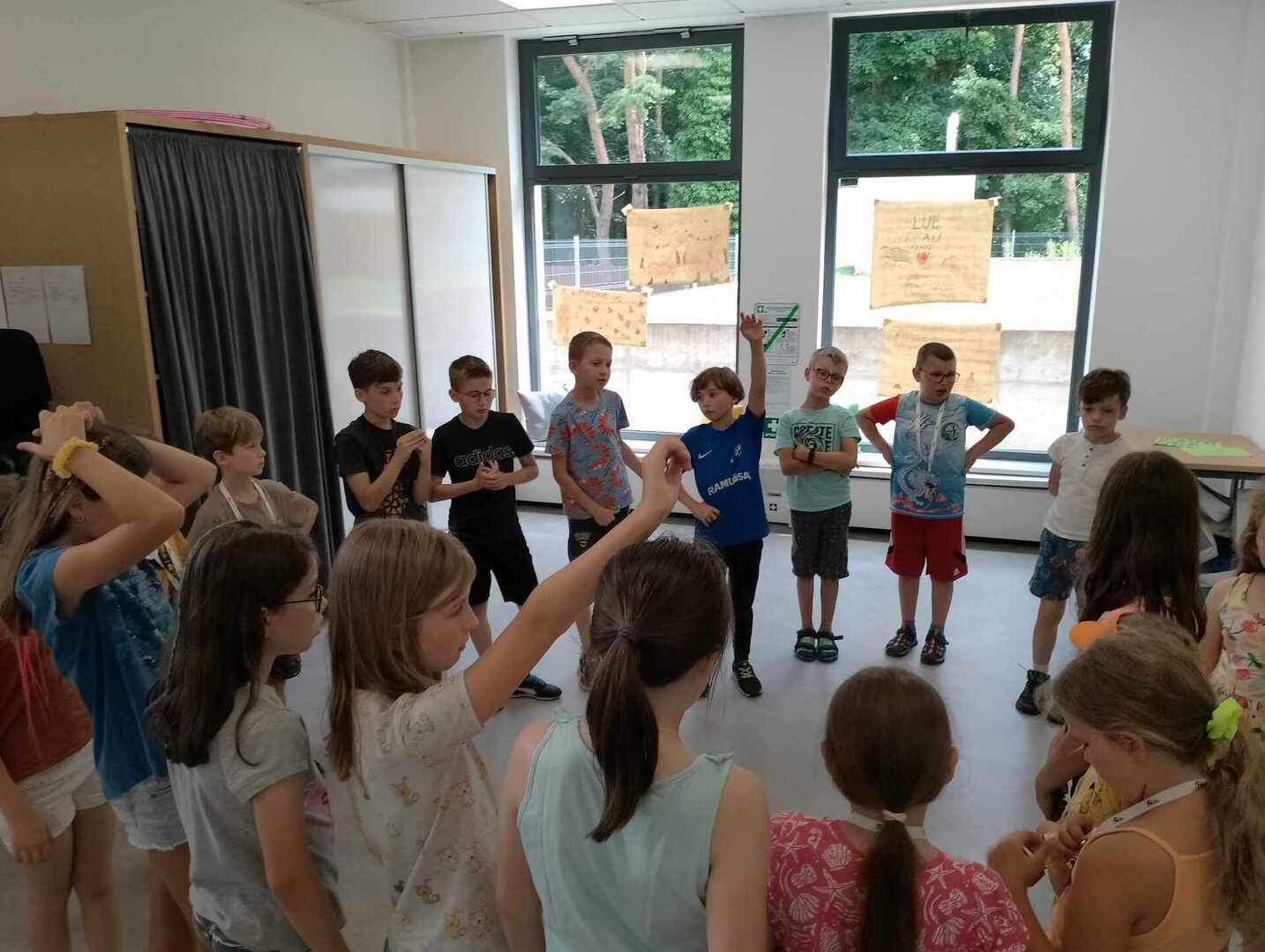 Dzieci biorą udział w zabawach.