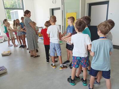 Dzieci biorą udział w zabawach.