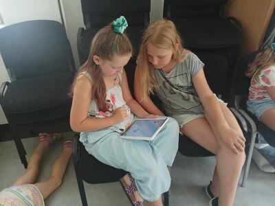 Dzieci pracują na tabletach.