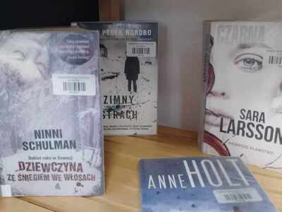 Cztery książki pisarzy skandynawskich.