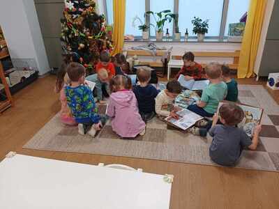 Dzieci oglądające książki.
