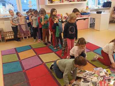 Dzieci oglądające książki.