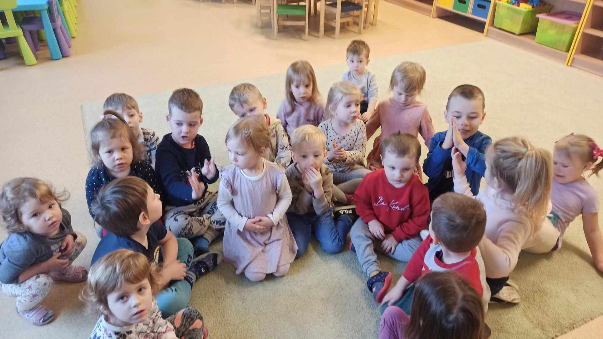 Dzieci oglądające książki.