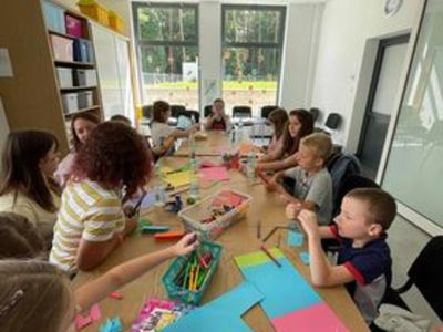 dzieci tworzące las w słoiku