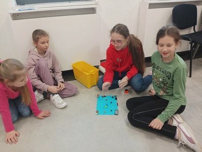 Dziewczynki prezentują pracę z klocków LEGO 