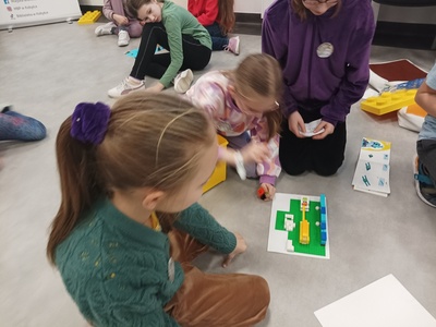 Dzieci prezentują pracę z klocków LEGO 