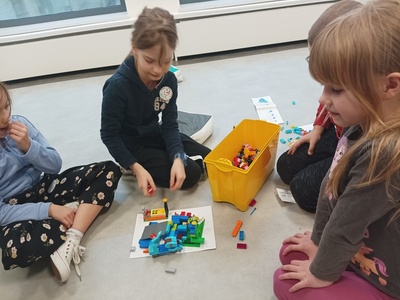 Dzieci prezentują pracę z klocków LEGO 