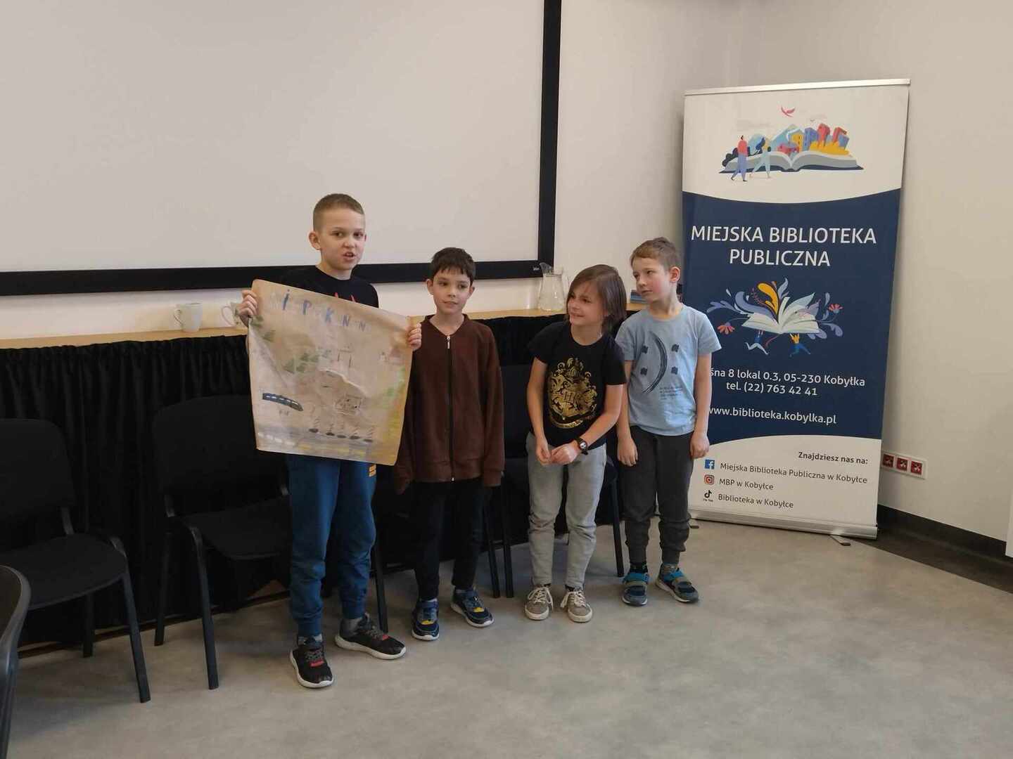 Dzieci prezentują plakat