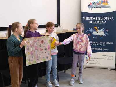 Dzieci prezentują plakat 