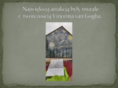 książka na tle murala
