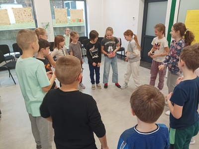 Dzieci biorą udział w zabawach 