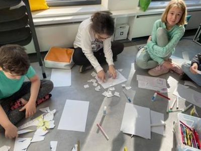 dzieci i młodzież w trakcie pracy na warsztatach
