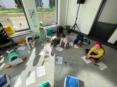 dzieci i młodzież w trakcie pracy na warsztatach