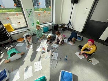 dzieci i młodzież w trakcie pracy na warsztatach