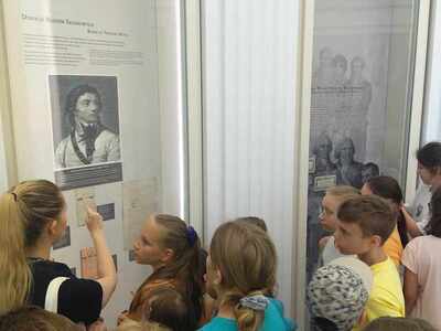 Przewodniczka opowiada o historii pieniądza.
