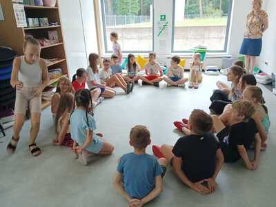 Dzieci bawią się w chodzi lisek koło drogi.