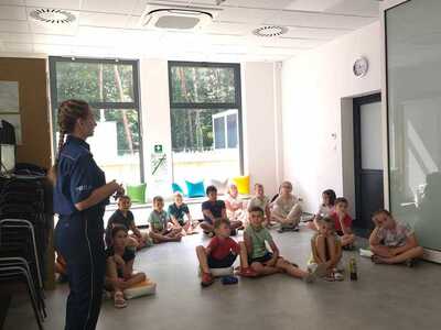 Pani policjantka opowiada o zagrożeniach związanych z oszustwami. 