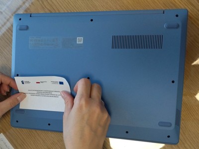 naklejanie informacji o zakupie dofinansowanym ze środków Europejskiego Funduszu Rozwoju Regionalnego w ramach Programu Operacyjnego Polska Cyfrowa 