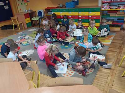Dzieci czytające książki.