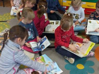Dzieci czytające książki.