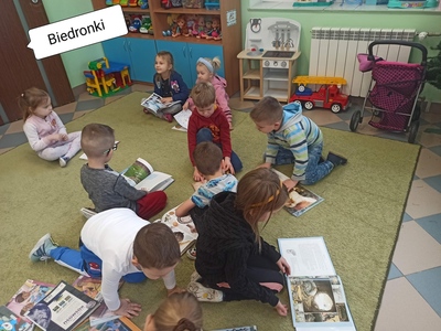 Dzieci z książkami.