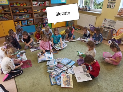 Dzieci z książkami.