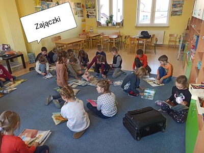 Dzieci z książkami.