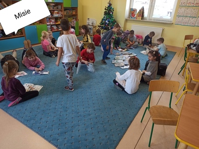 Dzieci z książkami.