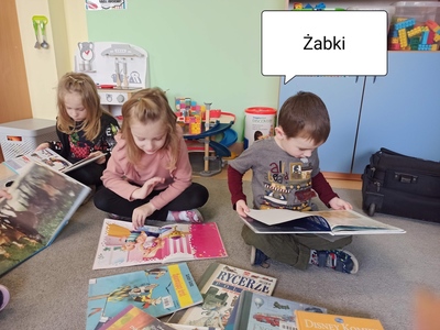 Dzieci z książkami.