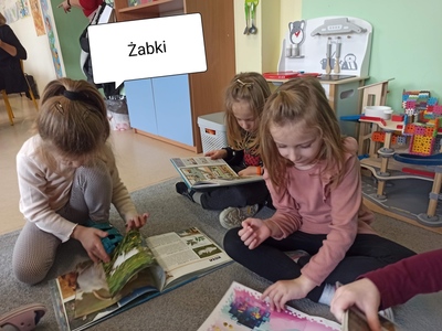 Dzieci z książkami.