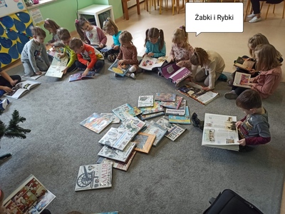 Dzieci z książkami.