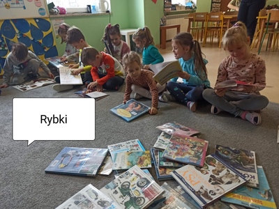 Dzieci z książkami.