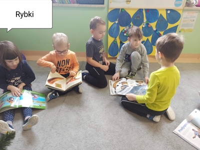 Dzieci z książkami.